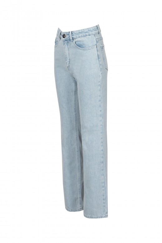 Jeans de pierna recta con bolsillo con logo en la parte posterior Jeans de pierna recta con bolsillo con logo en la parte posterior