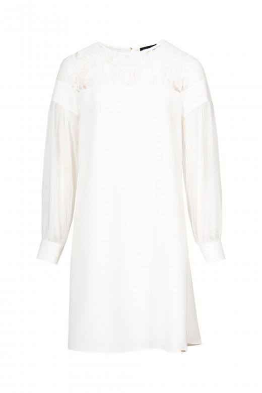 Robe blanche avec dentelle et tulle