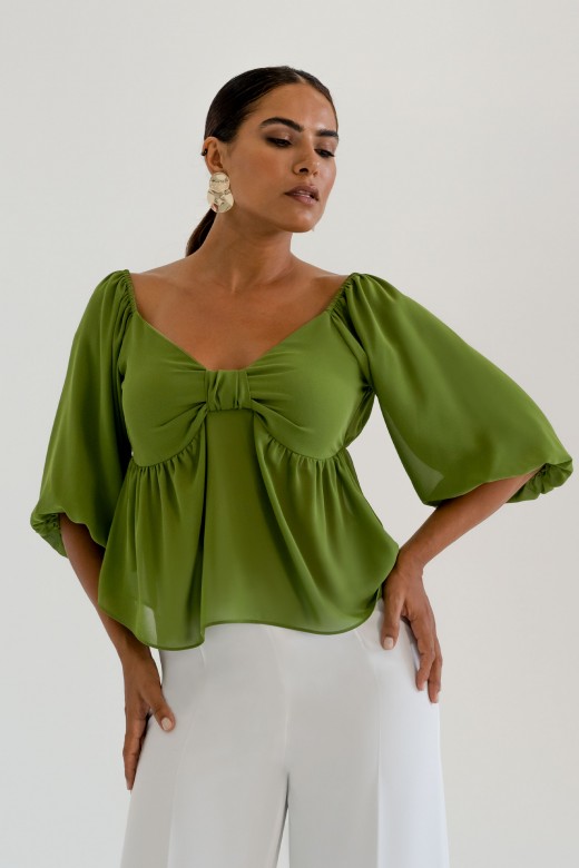 Short blouse with puffed sleeves