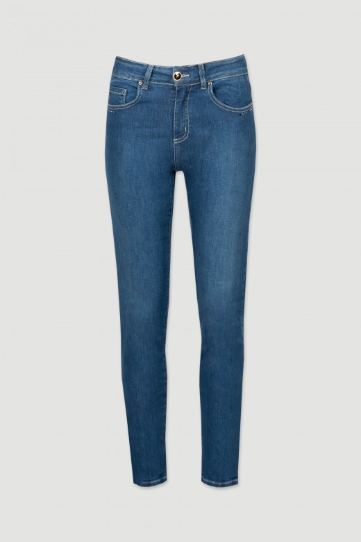 Jeans con detalle de pedrería