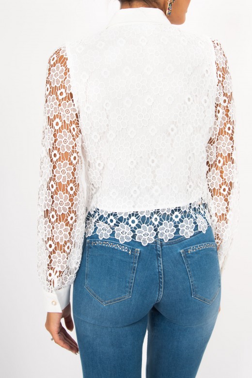 Short blouse in flowery lace