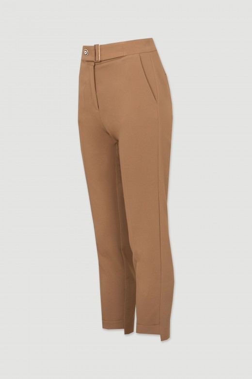 Pantalon asymétrique classique détail métallique