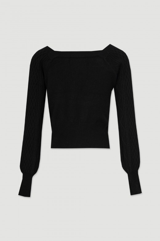 Short knit sweater with square neckline with reliefs