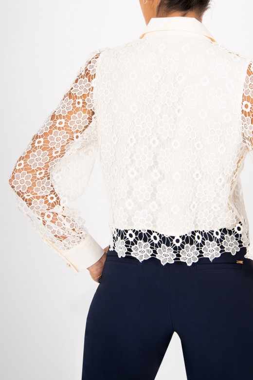 Short blouse in flowery lace