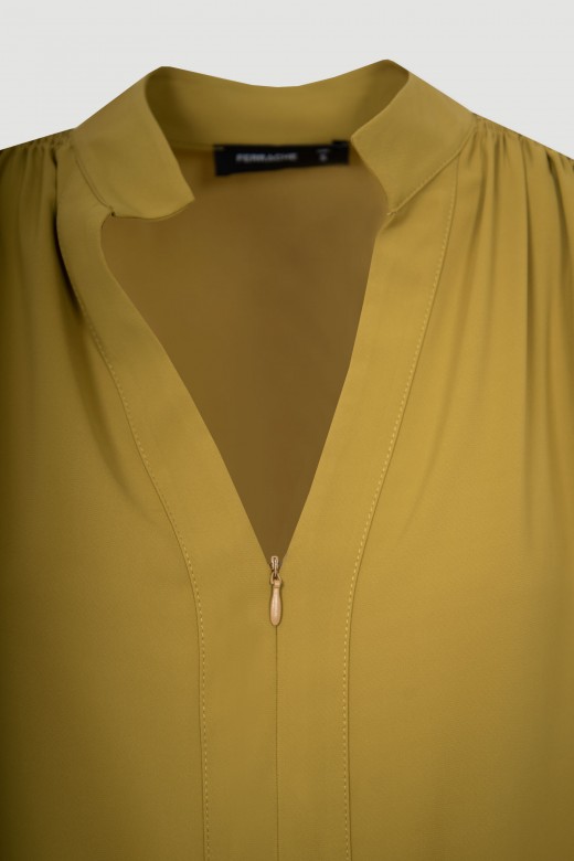 Tunic with a zipper
