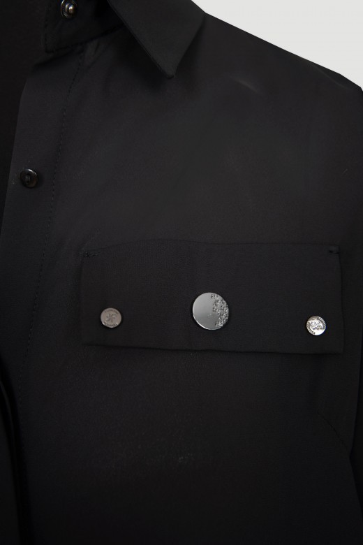 Camisa detalhes metálicos mangas abalonadas