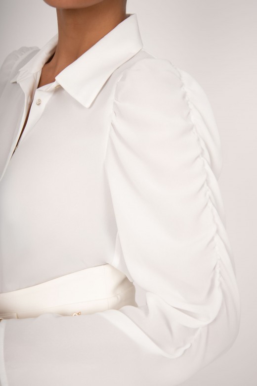 Asymmetrical shirt sleeves with gathered fabric