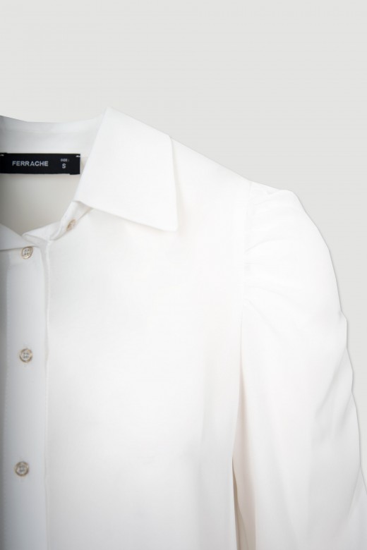 Asymmetrical shirt sleeves with gathered fabric Asymmetrical shirt sleeves with gathered fabric