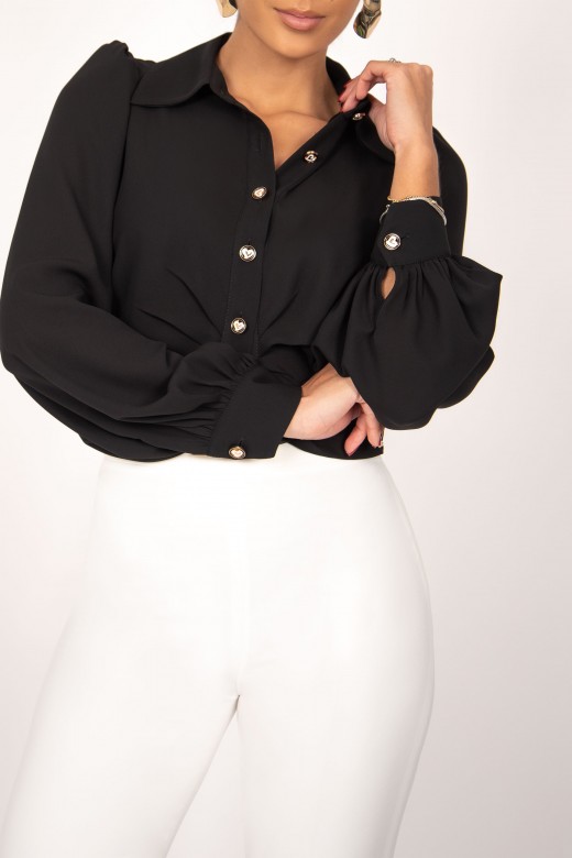 Cropped shirt with gathered fabric