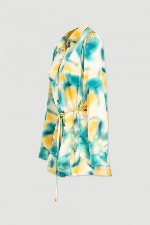 Chemisier en satin avec imprim abstrait et ceinture