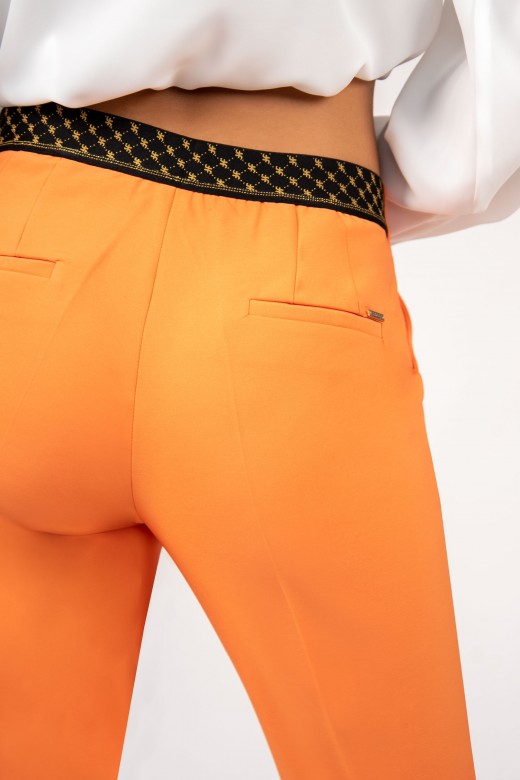 Pantalón clásico con cinturón elástico Pantalón clásico con cinturón elástico