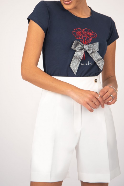 Camiseta con flores bordadas y lazo