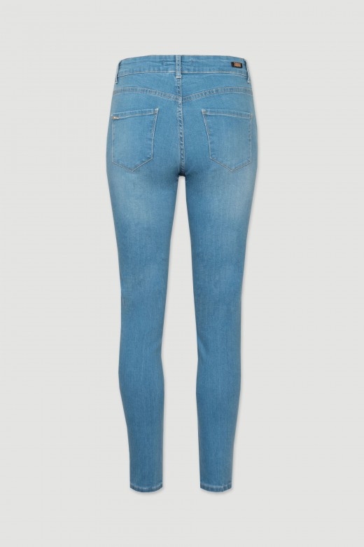 Jeans con apliques de pedrería y metalizados