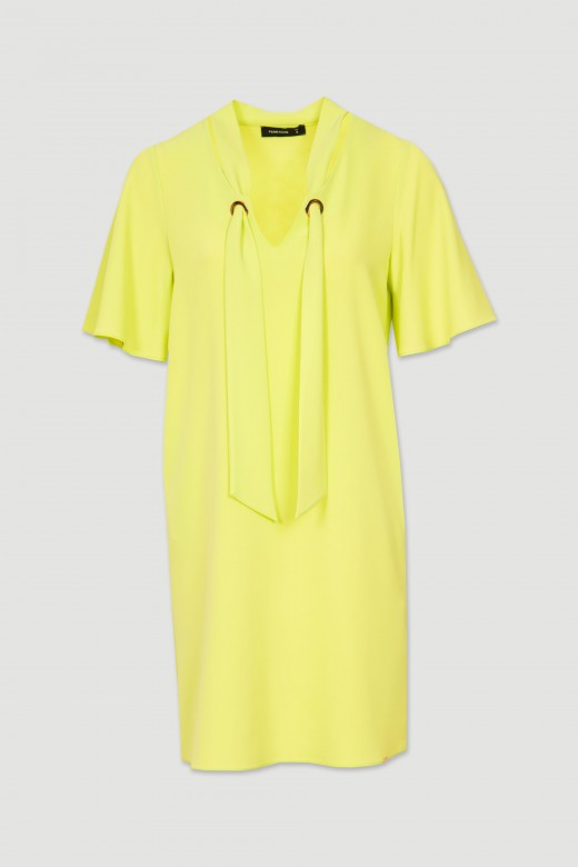 Vestido decote com ilhs
