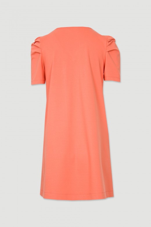 Vestido decote com ilhs