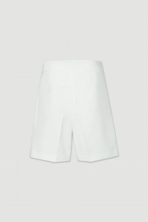 Short classique avec dtail mtallique