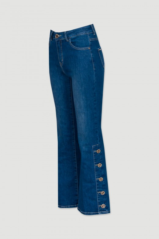 Wide jeans with buttons