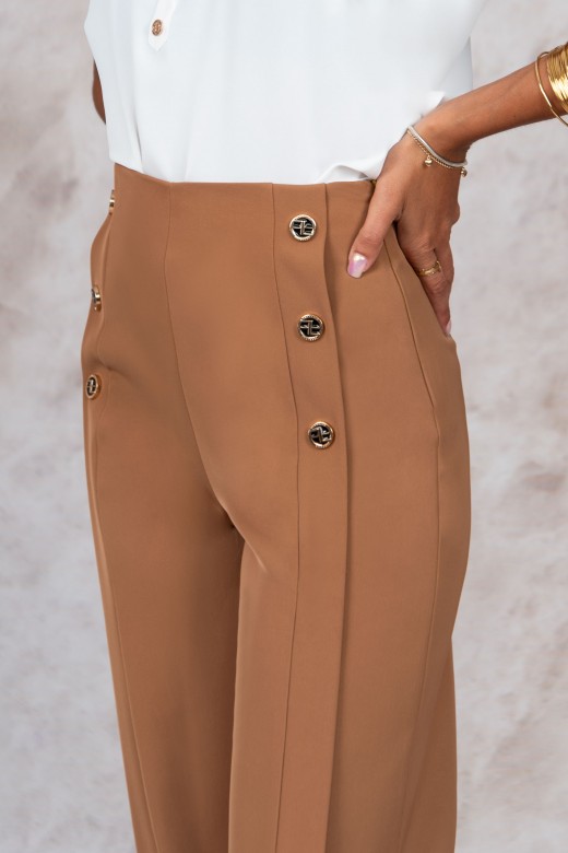 Pantalón clásico de pierna ancha con botones.