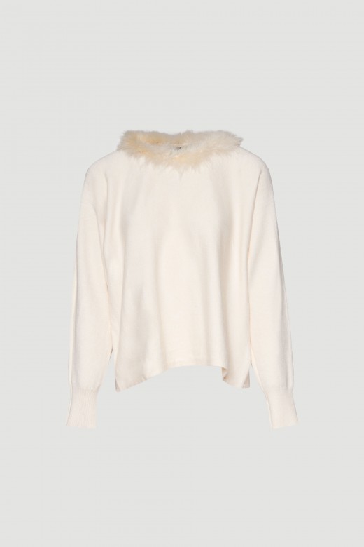 Sweater with faux fur collar