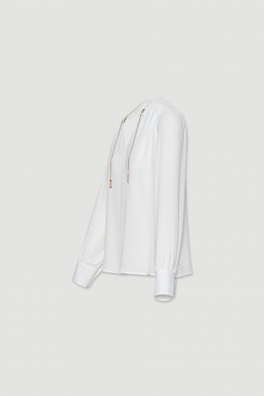 Blusa fluda com aplicao de correntes