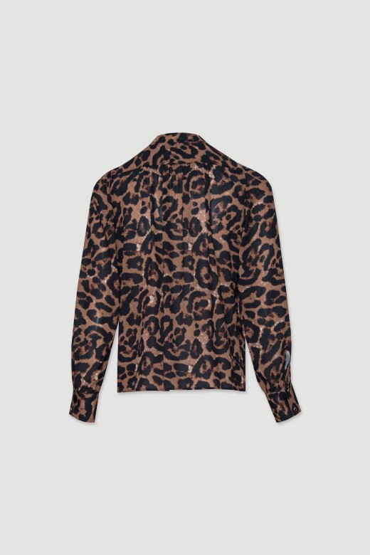 Blusa fluda com aplicao de correntes