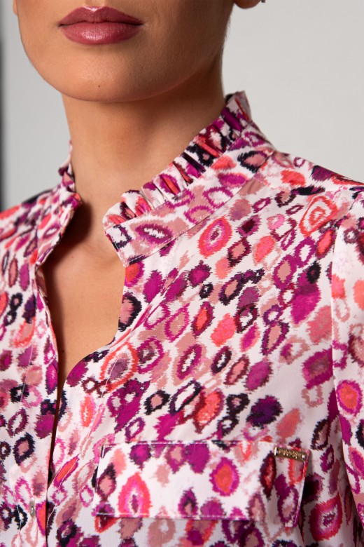 Blusa padrão com folhos na gola