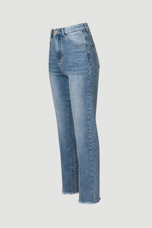 Skinny jeans with frayed hem finish