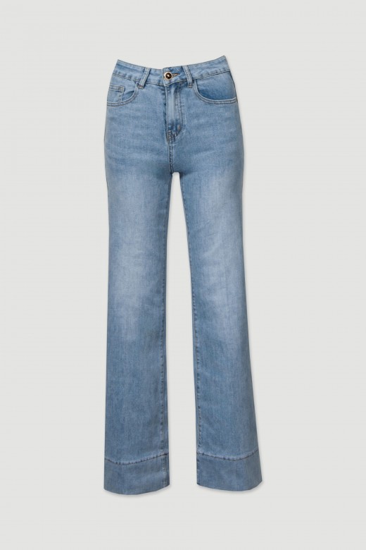 Jeans wide leg com detalhe de costura na perneira