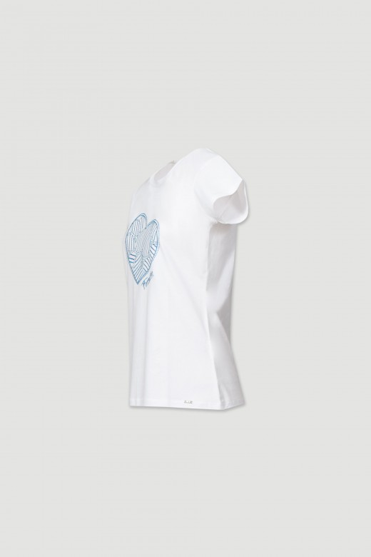 Basic t-shirt with embroidery on the front