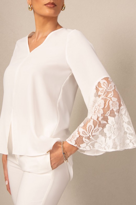 Tunic with lace detail on the sleeves