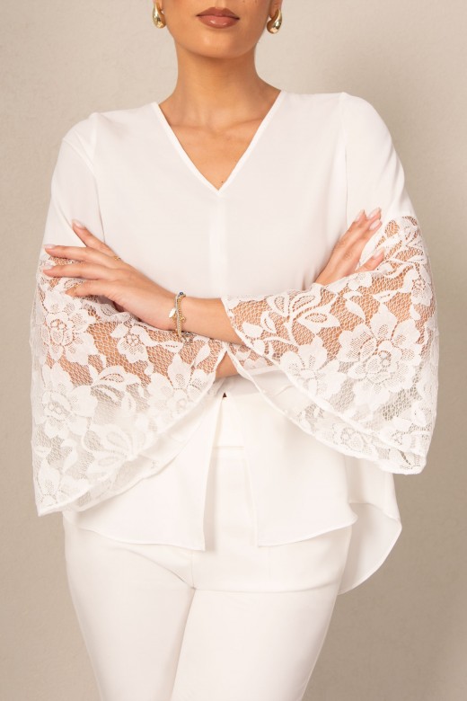 Tunic with lace detail on the sleeves