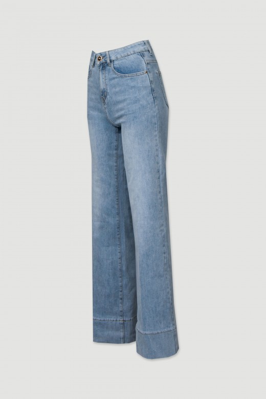 Jeans wide leg com detalhe de costura na perneira