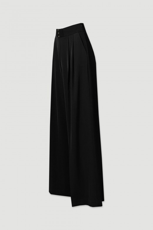 Wide-leg trousers with pleats at the front