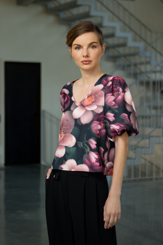 Printed top with puff sleeves