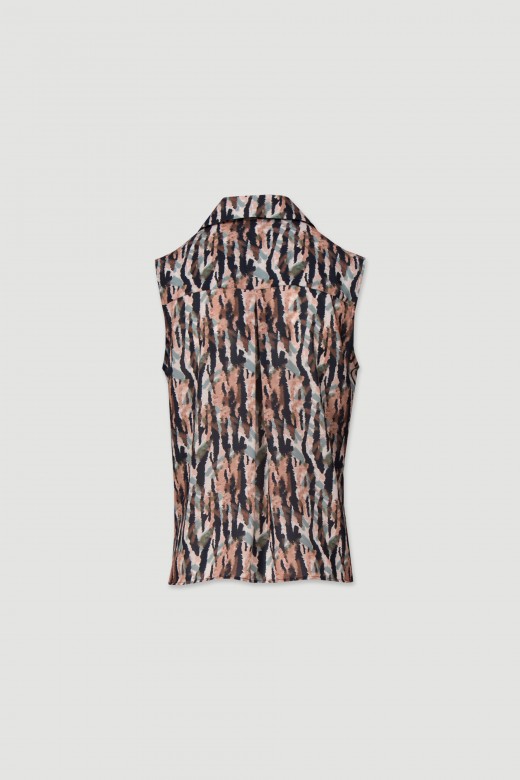 Blusa con escote en v y estampado animal