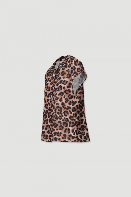 Short-sleeve blouse with animal print