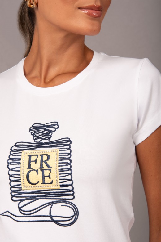 T-shirt bsica com texto bordado na frente