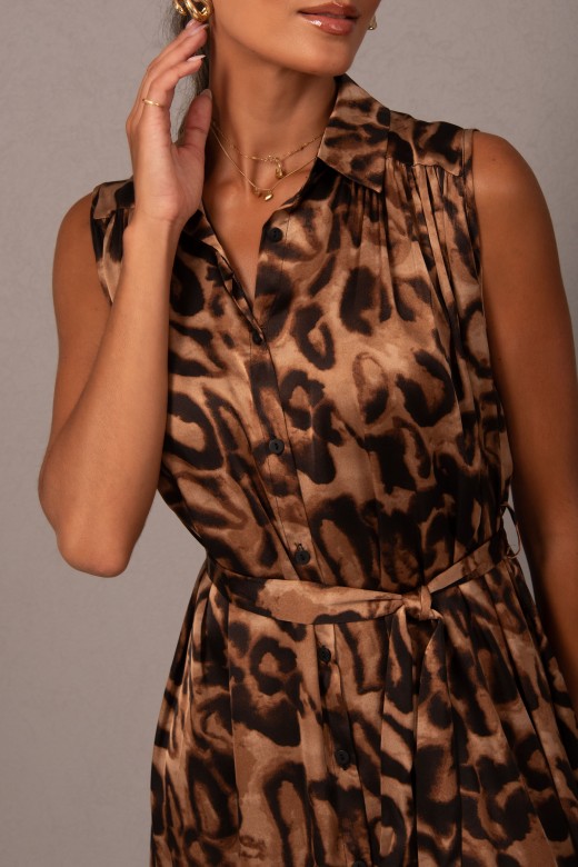 Vestido camisero satinado con estampado animal