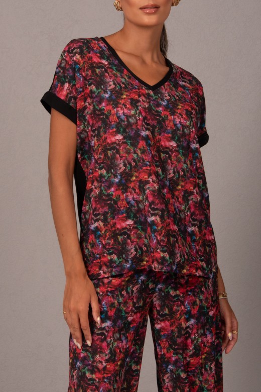 Blusa con tela estampada floral en el frente