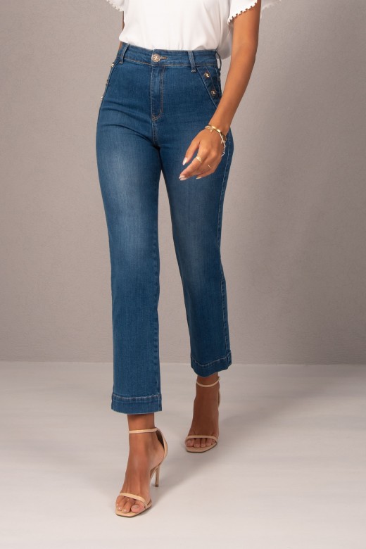 High-waisted jeans