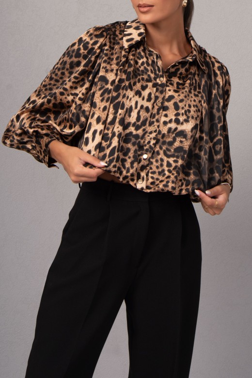 Short blouse with animal print and balloon effect