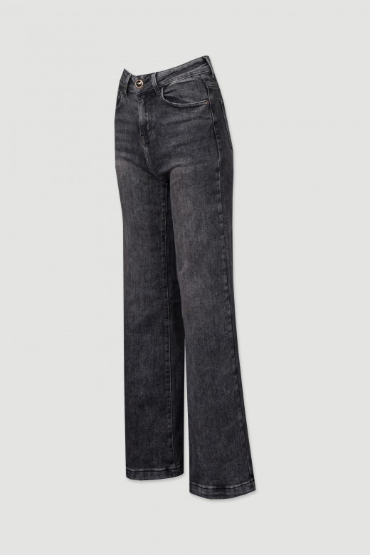 High-waisted jeans