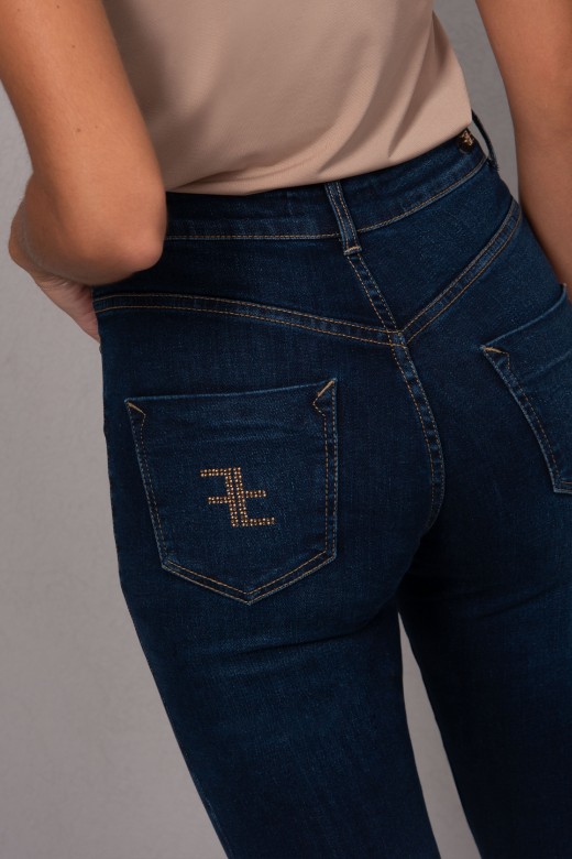 Jeans de cintura subida e aplicao de transfers no bolso