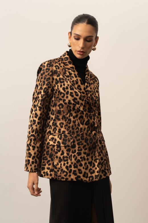 Blazer animal print com fecho em trespasse