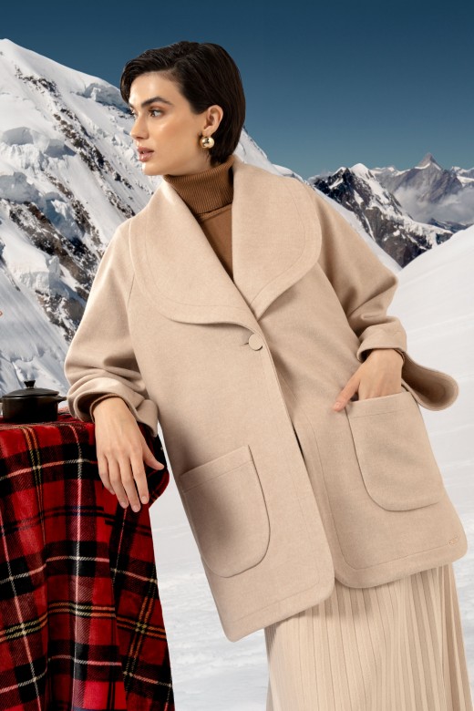 Wool coat with an xl collar