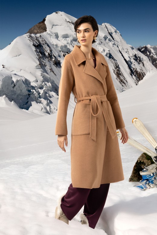 Long wool coat with a belt and double-breasted closure