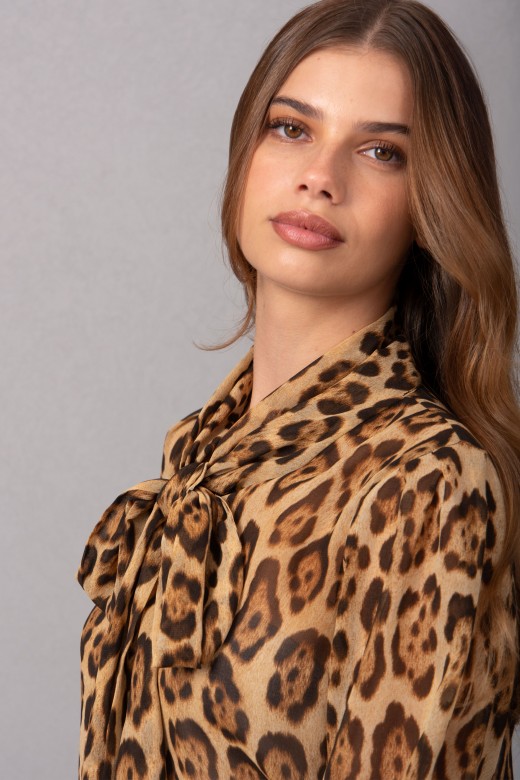 Blusa de estampado animal com laada