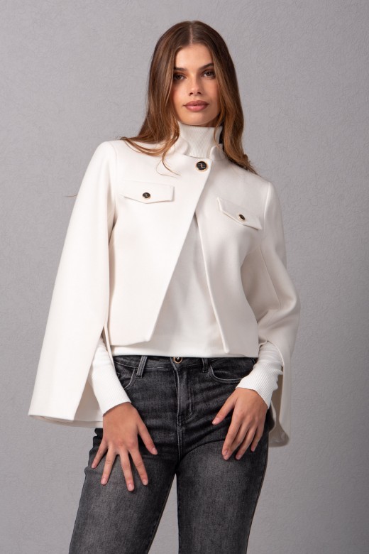 Manteau en laine court avec des manches larges ouvertes.