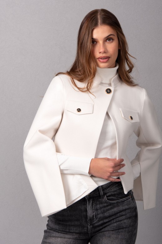 Manteau en laine court avec des manches larges ouvertes.