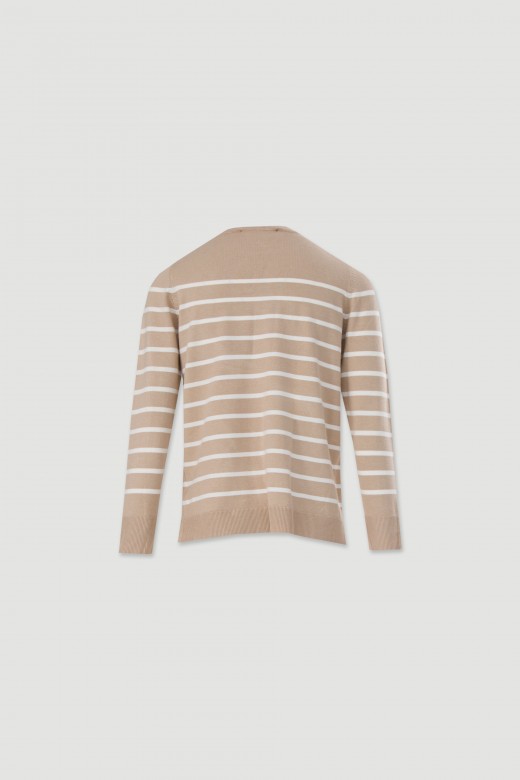 Camisola de malha de riscas e pormenor de boto